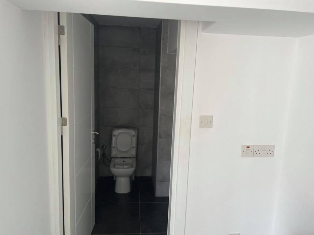 Girne merkez de yeni modern kiralik  dükkan(64 m2 Zemin+ 32 m2 Sende)