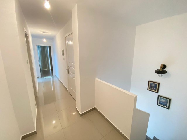 DUPLEX VOLL MÖBLIERTES 3+1 PENTHOUSE MIT MEERBLICK IM ZENTRUM VON KYRENIA ** 