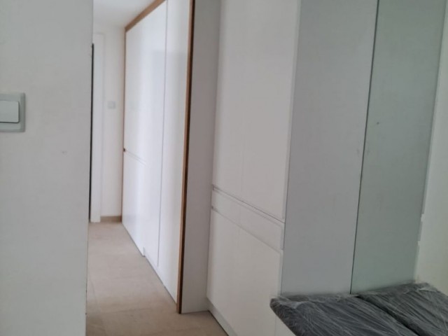 2+1 WOHNUNG MIT BLICK AUF COVE GARDEN, PASSENDE MÖBEL UND WEISSE MÖBEL