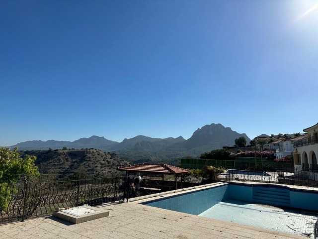 4 Schlafzimmer, 380m2 Villa mit einem großen Grundstück und herrlicher Aussicht. Geeignet für diejenigen, die nach einem Renovierungsprojekt suchen.