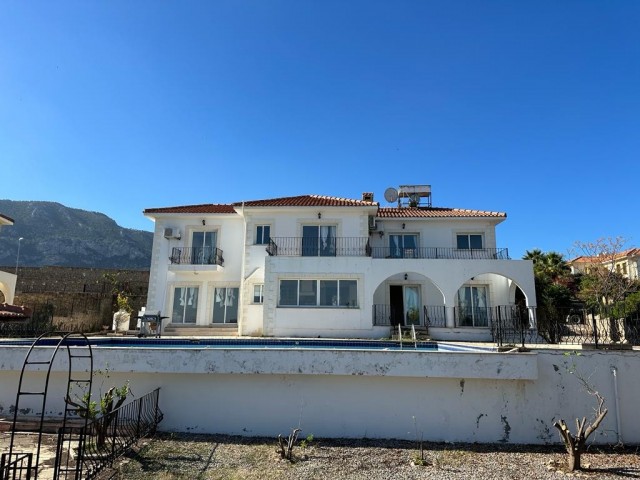  4 bedroom, 380m2 villa with a large plot with amazing views. Suıtable for those looking for a  renovation project. 