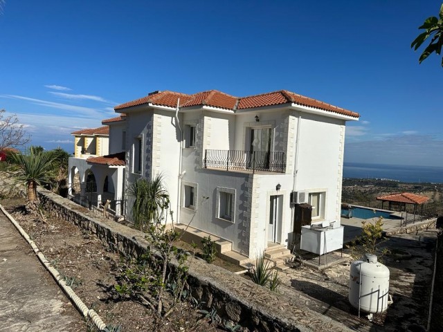  4 bedroom, 380m2 villa with a large plot with amazing views. Suıtable for those looking for a  renovation project. 