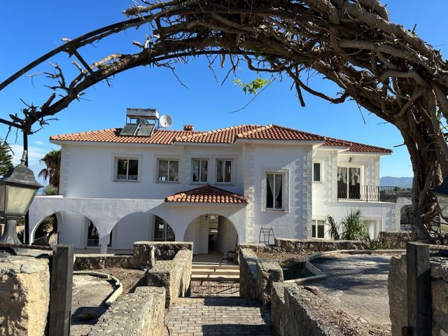 4 Schlafzimmer, 380m2 Villa mit einem großen Grundstück und herrlicher Aussicht. Geeignet für diejenigen, die nach einem Renovierungsprojekt suchen.