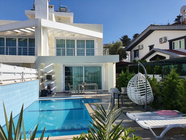 Alsancak'ta Necat İngiliz Okulu yakınında özel havuzlu satılık ikiz villa