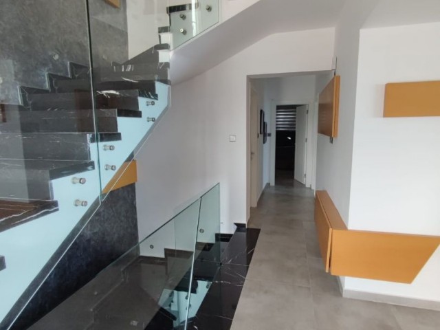 Karşıyakada Denize Sıfır Triplex  Özel Havuzlu 5+1 Villa