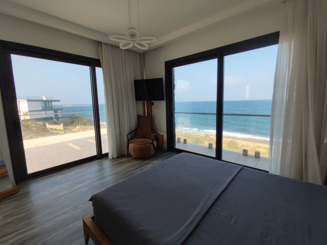 Триплекс Karsiyaka Beachfront Villa 5+1 с собственным бассейном