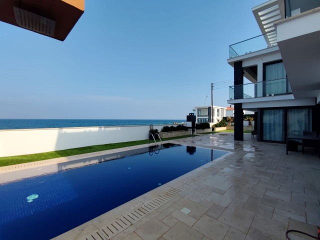 Karsiyaka Beachfront Triplex 5+1 Villa mit privatem Pool