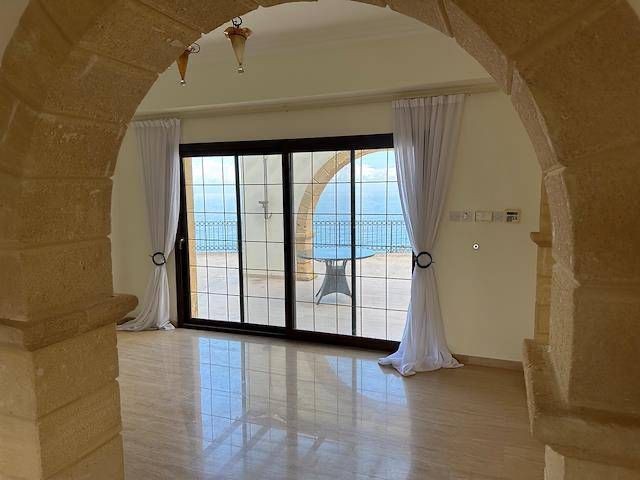 Girne Esentepede Denize Sıfır Villa