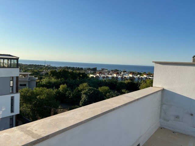 WOHNUNG ZU VERMIETEN MIT TERRASSE AUF DEM GELÄNDE MIT POOL ** 