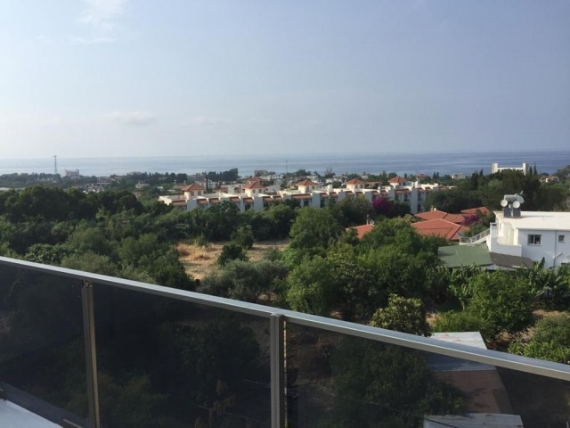 WOHNUNG ZU VERMIETEN MIT TERRASSE AUF DEM GELÄNDE MIT POOL ** 