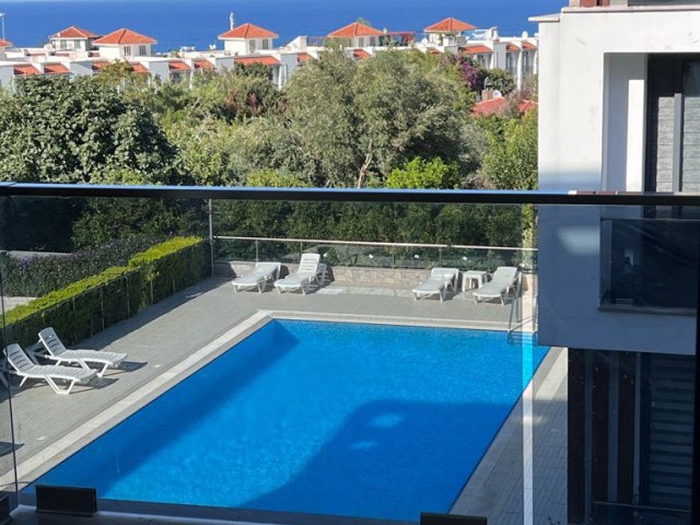 WOHNUNG ZU VERKAUFEN MIT TERRASSE AUF EINEM GRUNDSTÜCK MIT POOL IN LAPTADA