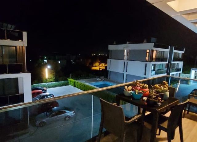 WOHNUNG ZU VERKAUFEN MIT TERRASSE AUF EINEM GRUNDSTÜCK MIT POOL IN LAPTADA