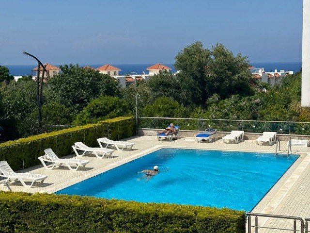 WOHNUNG ZU VERMIETEN MIT TERRASSE AUF EINEM GRUNDSTÜCK MIT POOL