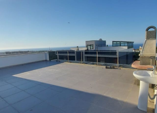 WOHNUNG ZU VERMIETEN MIT TERRASSE AUF EINEM GRUNDSTÜCK MIT POOL