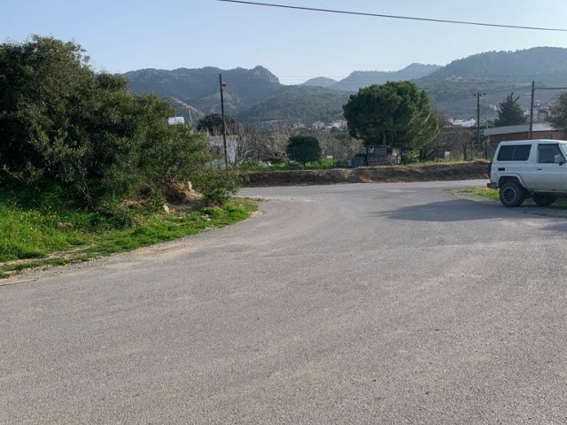 LAND SUITABLE FOR CONSTRUCTION OF A VILLA 400 METERS FROM THE SEA ON THE BOTTOM OF KARŞIYAKA MAIN ROAD ** 