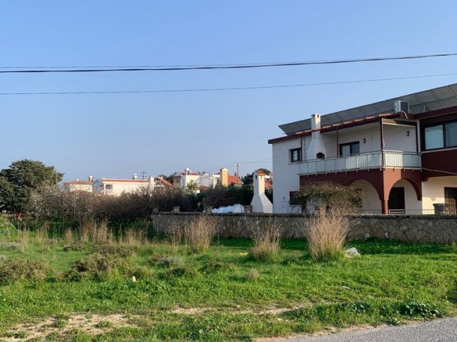 GRUNDSTÜCK GEEIGNET FÜR DEN BAU EINER VILLA 400 METER VOM MEER AUF DER UNTERSEITE DER HAUPTSTRAßE KARSIYAKA ** 