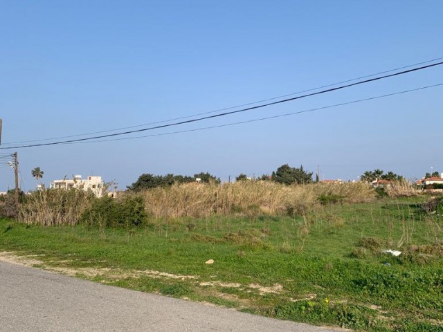 LAND SUITABLE FOR CONSTRUCTION OF A VILLA 400 METERS FROM THE SEA ON THE BOTTOM OF KARŞIYAKA MAIN ROAD ** 