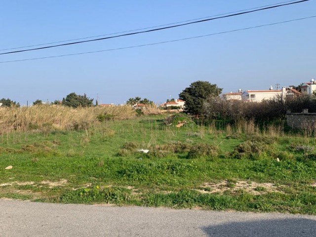 LAND SUITABLE FOR CONSTRUCTION OF A VILLA 400 METERS FROM THE SEA ON THE BOTTOM OF KARŞIYAKA MAIN ROAD ** 