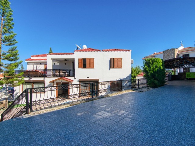 VILLA ZUM VERKAUF IN BELLAPAIS TE MIT BERG-UND MEERBLICK ** 