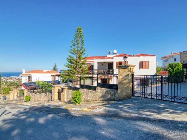 VILLA ZUM VERKAUF IN BELLAPAIS TE MIT BERG-UND MEERBLICK ** 