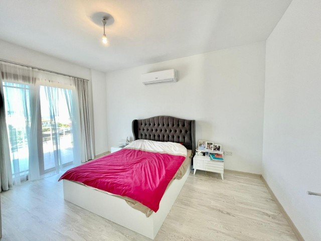 Girne Çatalköy’de Denize Yürüme Mesafesinde Satılık Triplex Villa!