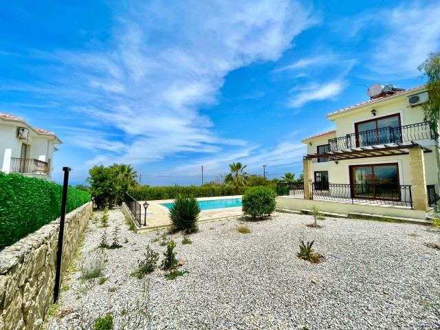 FREISTEHENDE VILLA ZUM VERKAUF IN ÇATALKÖY MIT PRIVATEM POOL MIT WUNDERBAREM BERG- UND MEERBLICK