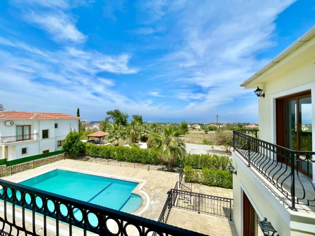 FREISTEHENDE VILLA ZUM VERKAUF IN ÇATALKÖY MIT PRIVATEM POOL MIT WUNDERBAREM BERG- UND MEERBLICK