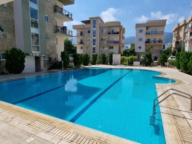 TÄGLICH VERMIETE WOHNUNG MIT POOL INNERHALB DES GELÄNDES, INNERHALB VON 3 GEHMINUTEN ZUM ALSANCAK AT