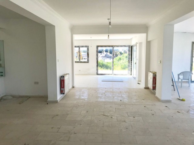 GIRNE-LAPTA , MUSTAKIL SUPER LUKS HAVUZLU  VILLA , 6 YATAK ODALI , 400 M2, YARDIMCI EV, DENIZE 5 DK. TEL : 0542 867 1000 ONER