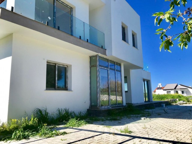 GIRNE-LAPTA , MUSTAKIL SUPER LUKS HAVUZLU  VILLA , 6 YATAK ODALI , 400 M2, YARDIMCI EV, DENIZE 5 DK. TEL : 0542 867 1000 ONER