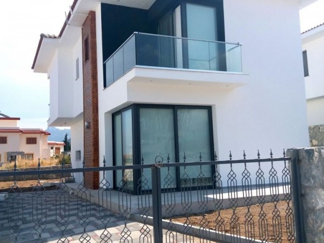 Girne, Alsancak, Lüks ve Modern Tasarımlı 3+1 villa, Deniz ve Dağ Manzaralı 0542-867-10-00 Öner