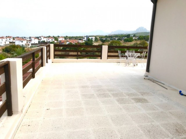 GIRNE CATALKOY , TURK MALI VILLA , GENIS 4 YATAK ODALI , YARDIMCI EVI , 750 M2 ARSA ICINDE, TEL : 0542 8671000