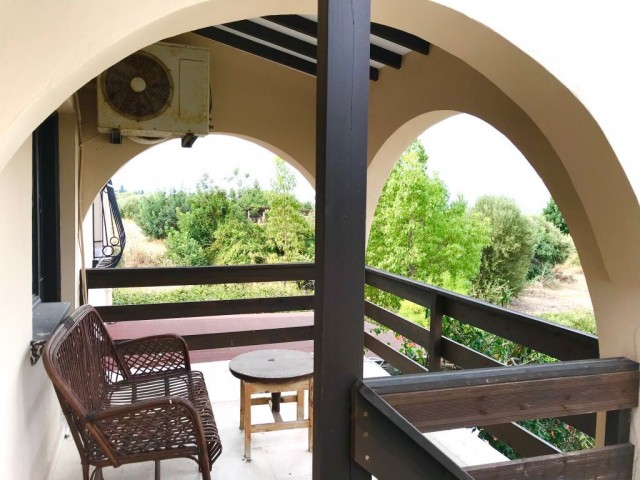 GIRNE CATALKOY , TURK MALI VILLA , GENIS 4 YATAK ODALI , YARDIMCI EVI , 750 M2 ARSA ICINDE, TEL : 0542 8671000