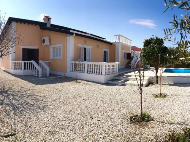 GIRNE CATALKOYDE ,MUSTAKIL  VILLA, DENIZE 100M , HAVUZLU ,3 YATAK ODALI,SHAYNA BEACH ,CORNARO BEACH CIVARI  TEL: 0542 8671000