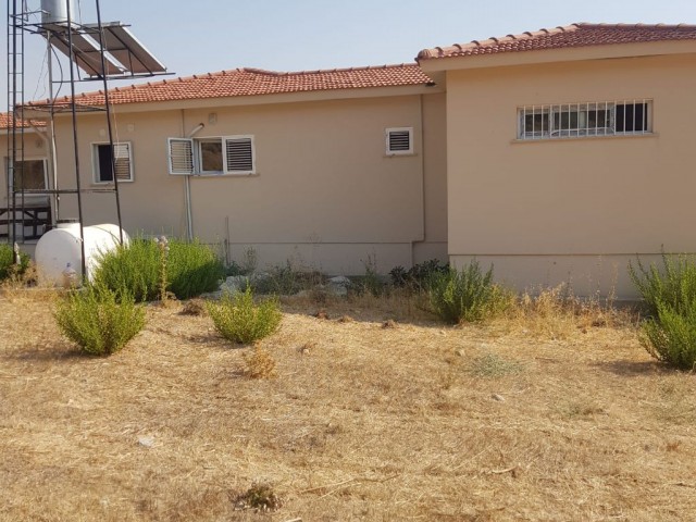 4 Hektar Land in Kyrenia Köhler 3 + 1 Haus zum Verkauf ** 