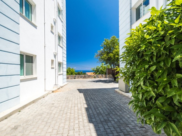 GIRNE LAPTA , GENIS 2+1 APARTMENT ,85 M2 ,LARGE BALCONY , SHARED POOL , PARKING , WITH VIEW ** 