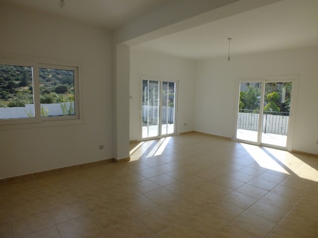 GIRNE-YESILTEPE, GENIS MUSTAKIL VILLA, 3 SCHLAFZIMMER , 950M2 GRUNDSTÜCK, BLICK AUF DENIZ UND DAG ** 