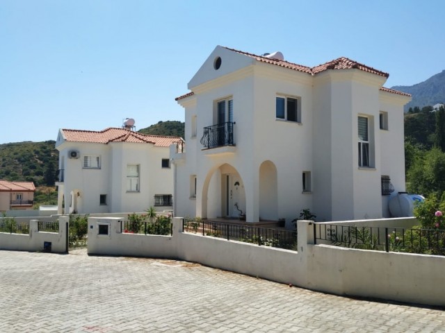 GIRNE-YESILTEPE, GENIS MUSTAKIL VILLA, 3 SCHLAFZIMMER , 950M2 GRUNDSTÜCK, BLICK AUF DENIZ UND DAG ** 