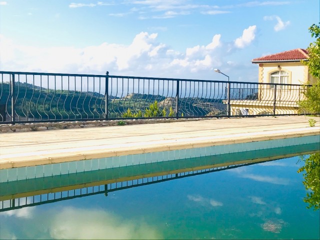 GIRNE ARAPKOY, VILLA MIT MUSTAKIL POOL, HERRLICHE AUSSICHT AUF DENIZ UND DAG, 4 SCHLAFZIMMER , GIRNE 15 MIN. , GEEIGNET FÜR KREDIT ** 