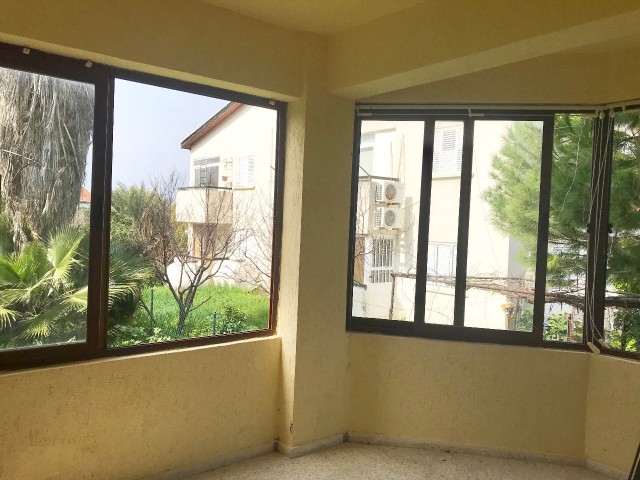 GIRNE KARAOGLANOGLU , PRIVATE GARDEN , VERY SPACIOUS 3-BEDROOM , GAU CIVARI , CLOSE TO EVERYWHERE TEL : 0542 8671000 ** 