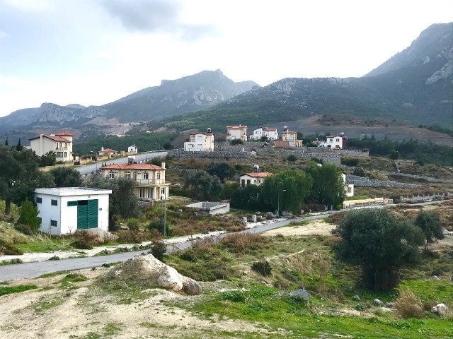 GIRNE ARAPKOY , SUPER DENIZ VE DAG MANZARALI ARSA , 740 M2 , ALTYAPISI HAZIR , KREDIYE UYGUN , GIRNE 15 DK.