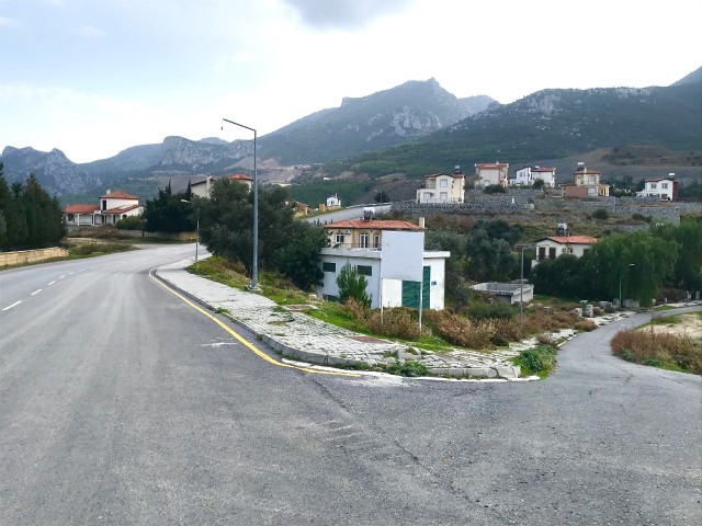 GIRNE ARAPKOY , SUPER DENIZ VE DAG MANZARALI ARSA , 740 M2 , ALTYAPISI HAZIR , KREDIYE UYGUN , GIRNE 15 DK.