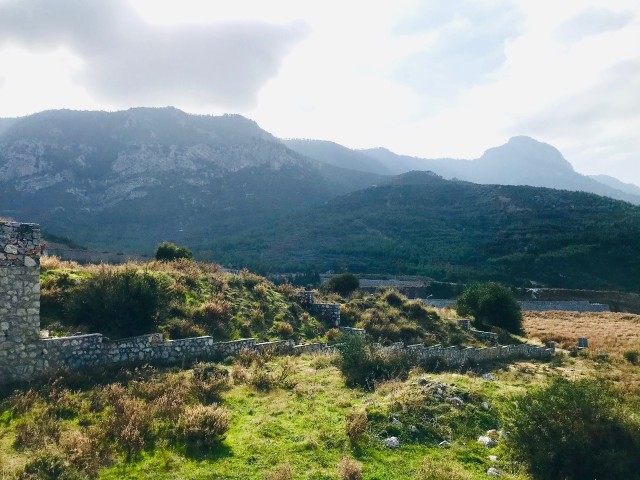 GIRNE ARAPKOY , SUPER DENIZ VE DAG MANZARALI ARSA , 740 M2 , ALTYAPISI HAZIR , KREDIYE UYGUN , GIRNE 15 DK.