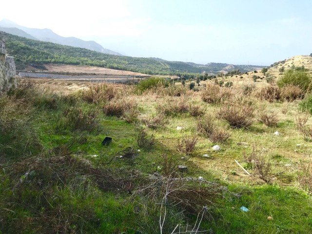 GIRNE ARAPKOY , SUPER DENIZ VE DAG MANZARALI ARSA , 740 M2 , ALTYAPISI HAZIR , KREDIYE UYGUN , GIRNE 15 DK.