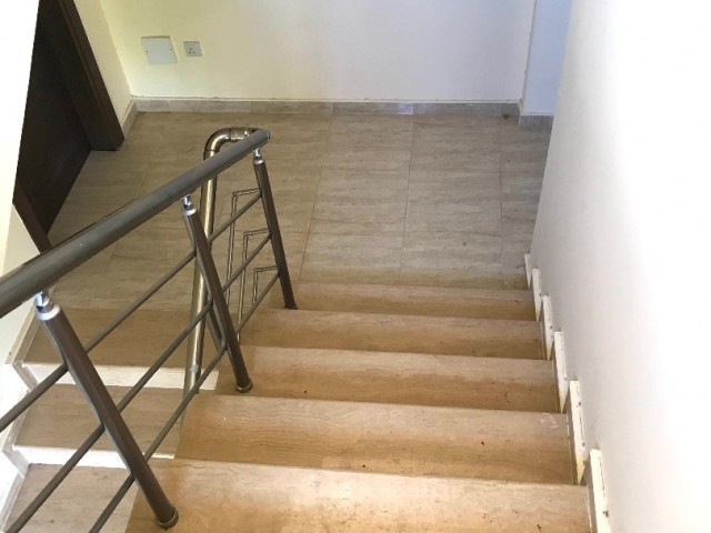 GIRNE KARAOGLANOGLU , MUSTAKIL VILLA  250 M2, GAU YOLUNDA , ANAYOLDA , TICARI OLMAYA ELVERISLI , 700 M2 ARSA