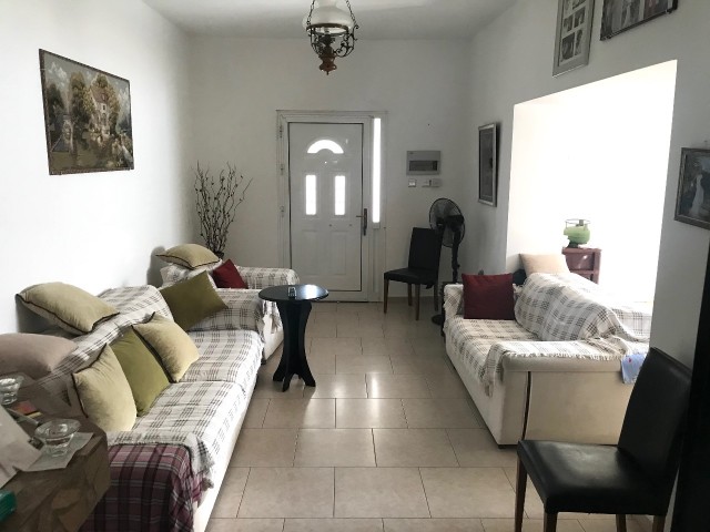 GIRNE CATALKOYDE , MUSTAKIL BUNGALOW EV , 3 YATAK ODALI ,1 YATAK ODALI MISAFIR EVI ,GENIS ARSA , EK BINA YAPILABILIR