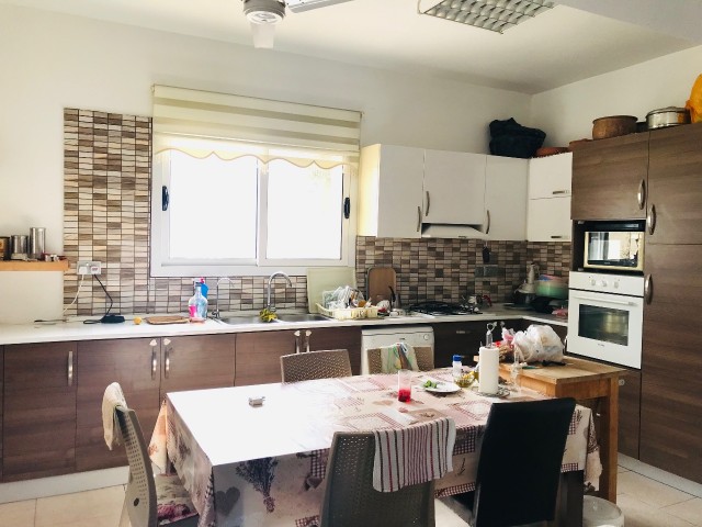 GIRNE CATALKOYDE, MUSTAKIL BUNGALOW LLOGARA HAUS , 3 SCHLAFZIMMER, 1 SCHLAFZIMMER MISAFIR HAUS, GROßES GRUNDSTÜCK , ZUSÄTZLICHE TAUSEND ** 