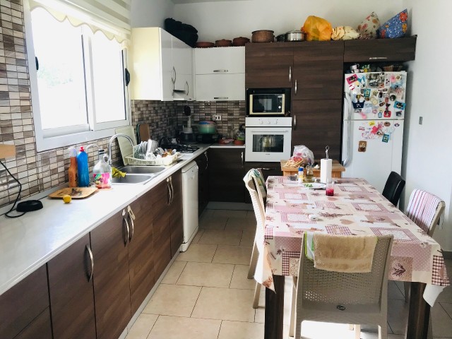 GIRNE CATALKOYDE, MUSTAKIL BUNGALOW LLOGARA HAUS , 3 SCHLAFZIMMER, 1 SCHLAFZIMMER MISAFIR HAUS, GROßES GRUNDSTÜCK , ZUSÄTZLICHE TAUSEND ** 