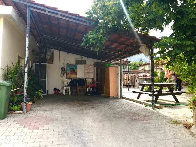 GIRNE CATALKOYDE , MUSTAKIL BUNGALOW EV , 3 YATAK ODALI ,1 YATAK ODALI MISAFIR EVI ,GENIS ARSA , EK BINA YAPILABILIR