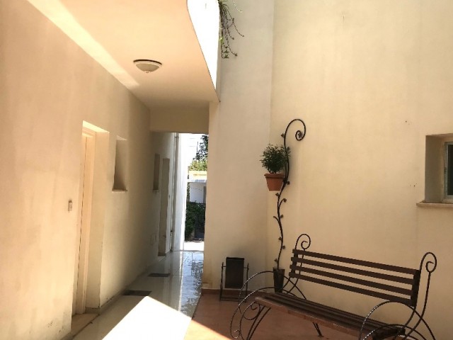 GIRNE ALSANCAK, 1 SCHLAFZIMMER LANDHAUS DAIRE, BALKON, MÖBLIERT, AUSSICHT, PRIVATE TERRASSE, SAUBER UND GEPFLEGT ** 